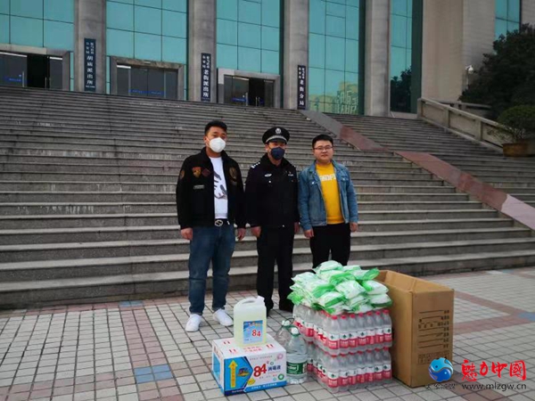 热心市民捐口罩 齐心协力抗疫情