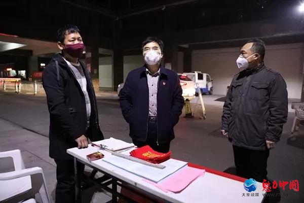 驻马店市驿城区委书记、区长毕启民深入辖区广场、小区夜查疫情防控工作