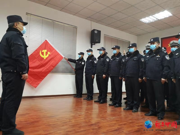 让党旗在防控疫情战斗的最前线飘扬