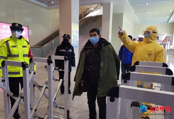 警徽闪耀在驻马店抗“疫”一线 |英雄总有挺身而出的理由