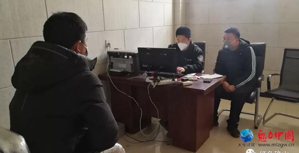 确山县公安局交警大队执勤时，发现一辆小型汽车在交通管制实施范围内无通行证行驶，遂将其拦停。