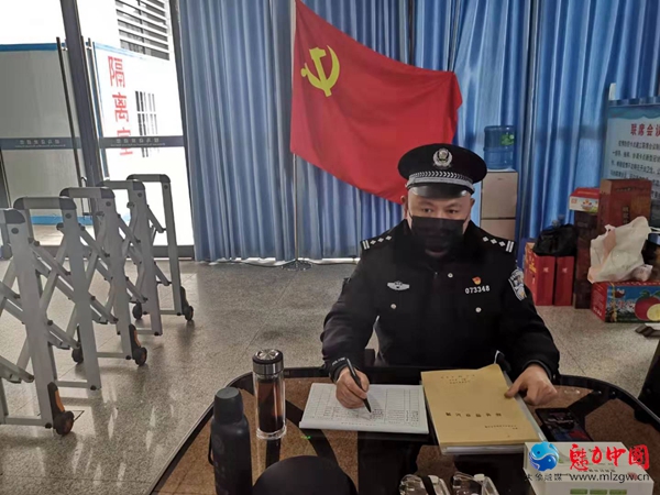 雪松派出所：三十年党龄的共产党员在卡点一线叫响首战用我