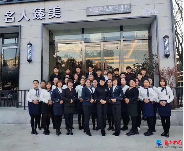 爱心剪发暖警营 警民合力抗疫情