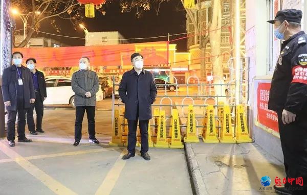 驻马店市驿城区委书记、区长毕启民夜查居民小区疫情防控工作