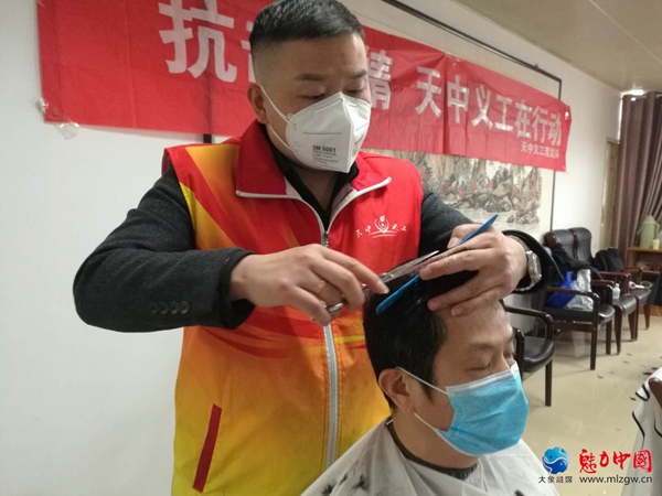 奋战疫情防控一线的理发师们 ——天中义工联合会爱心理发师