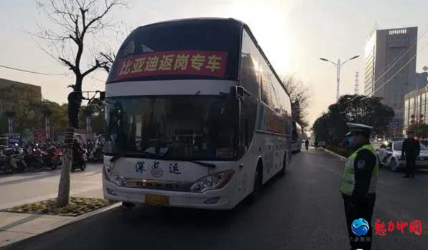 驻马店市公安局胡庙分局交巡防大队为农民工返岗复工保驾护航
