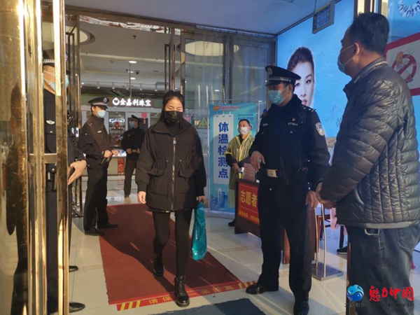 驻马店市公安局西园分局督导辖区大型商场首日复工